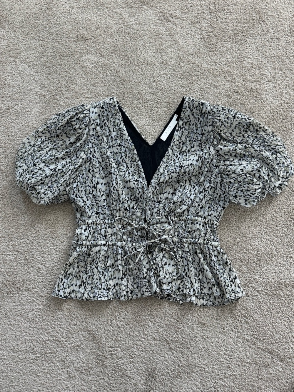 ASTR Black & White Floral Puff-Sleeve Blouse